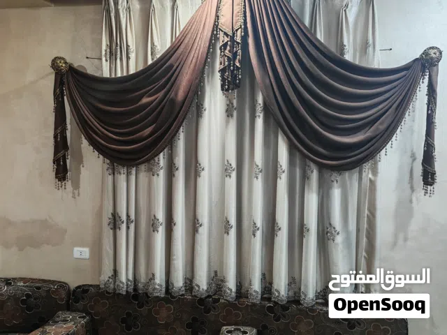 جلسة عربية مستعملة مع البرادي و السجادهو الطاولات