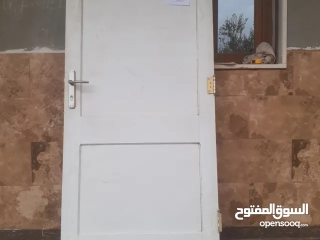 أبواب خشبية مستعملة عدد 4منهآ واحد شبة جديد للعلم بدون أقفاص...وقابلة للمناقشة..تفضلو..