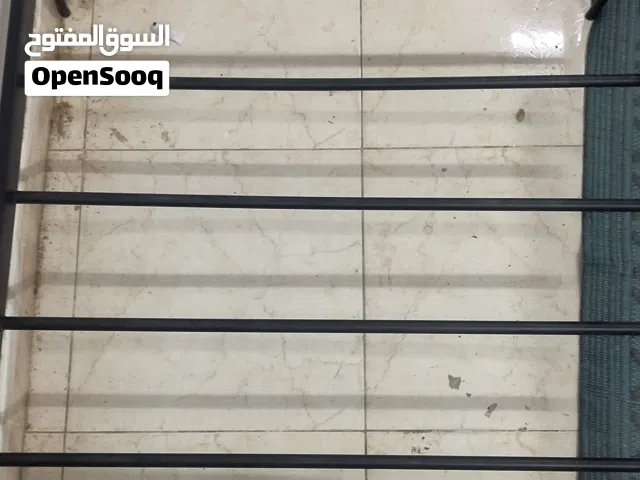 سرير للبيع لشخص واحد