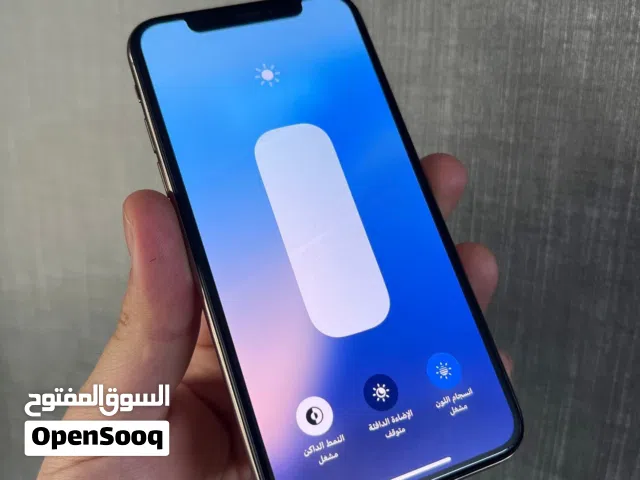 ايفون XS ذهبي مستعمل بحالة ممتازة مع شاحن وذاكرة 64 جيجابايت