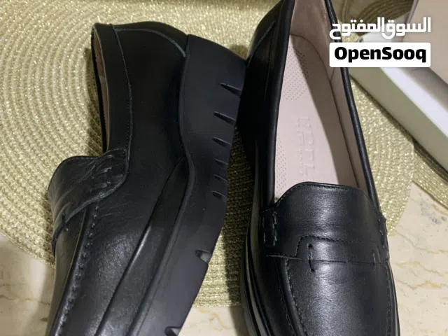 حذاء نسائي راقي مع قبعة فيدورا نسائية