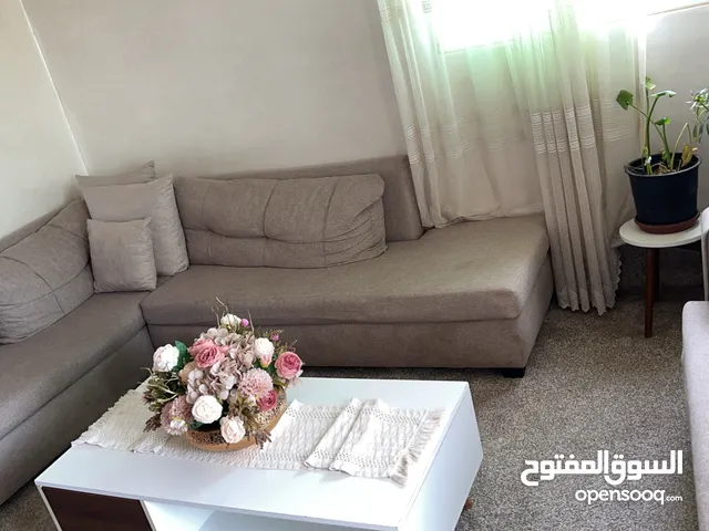 طقم كورنر 8 مقاعد لون كابتشينو مستعمل بحال الجديد خشب فرافست نظيف وثقيل والقماش مرتب وخشن