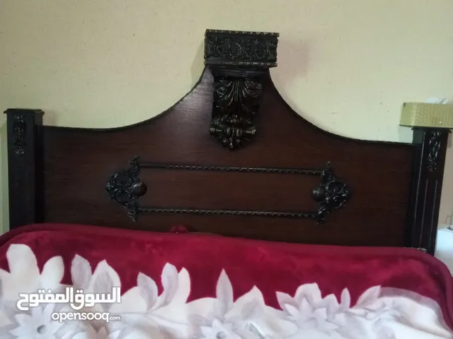 تخت غرفة نوم وغزانه غرفه نوم مع فريزر للبيع الاستعمال خفيف بحال الوكالة