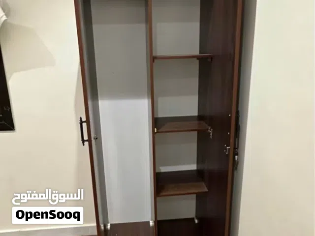 خزانة ملابس للبيع بحالة ممتازة