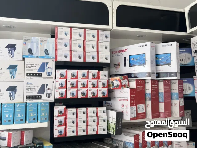 ارفف حجم كبير مع طاولات للعرض