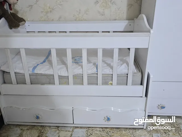 جرباية طفل مع دوشك اصلي وكنتور اطفال للبيع مستعملات نظيفات - بغداد الحسينية شوف الصور