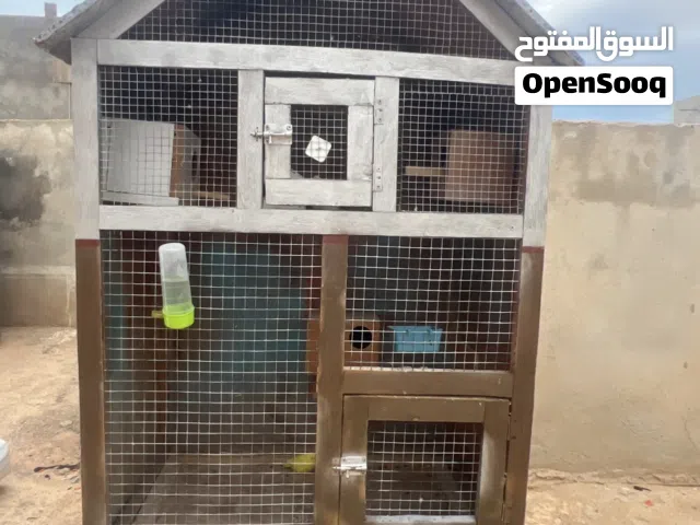 قفص كبير فيه اربعة حضانات
