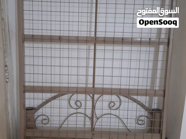 سرير حديد فردى نظيف