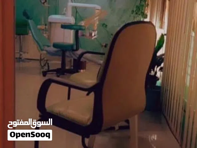 كرسي اسنان صناعة انجليزية للبيع بسعر حرق مع معدات اخرى