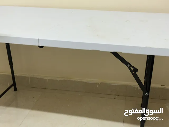 طاوله للبيع مع كوايه ملابس مجانا هديه