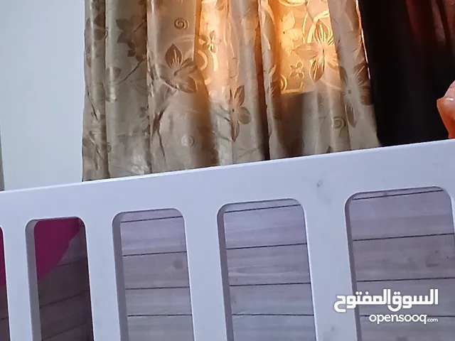 تخت بيبي لعمر 3 سنوات بنفع مع جرار وفرشة تحتاج لوجه والتخت فيه خدش بسيط