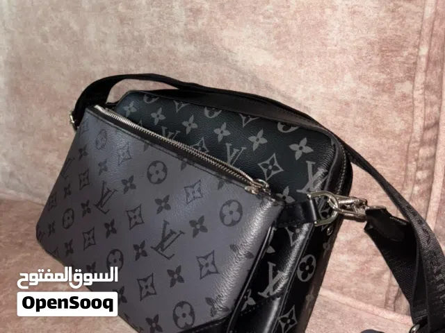 شنطه لويس فيتون ماسنجر تريو بحاله ممتازه و جوده جميله