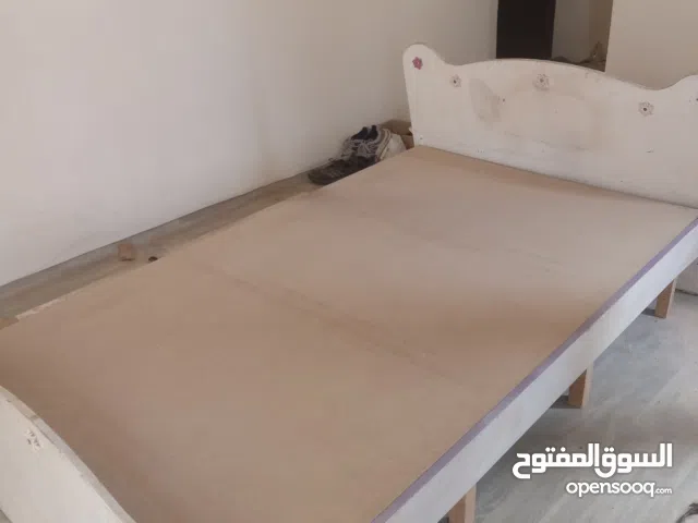 سرير خشب نظيف