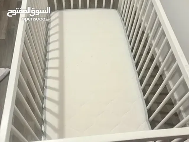 Lit de bébé avec matelas