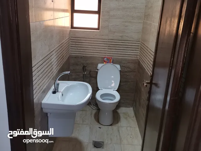 شقة للإيجار تشطيب جديد مقابل بوابة القريه الحضريه الخلفي بتجاه طلوع السيفوي مطلوب موظف دخل ثابت