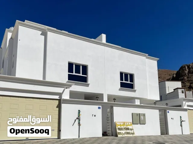 للبيع فيلا توين في العامرات (المحج) حديثة البناء