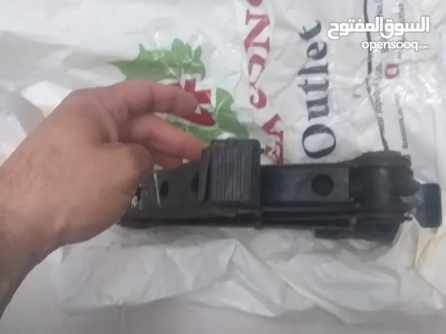 للبيع جك سيارة و عواكس و مفتاح جنط أصلية