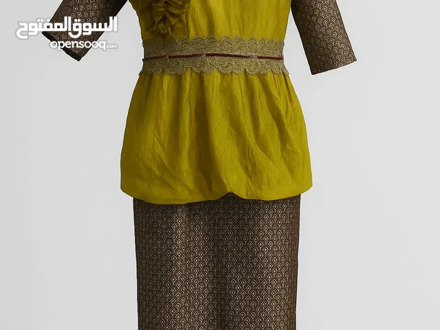فستان ذهبي ببني