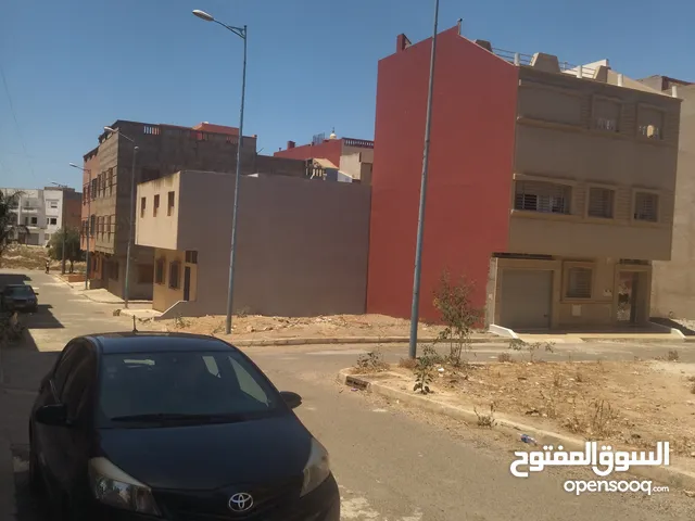 بقعة من 90م ذات واجهتين .سكنية من R+2 توجد بحي الهناء 2.قريبة من المرافق الأساسية.موقع ممتاز(شوكية)