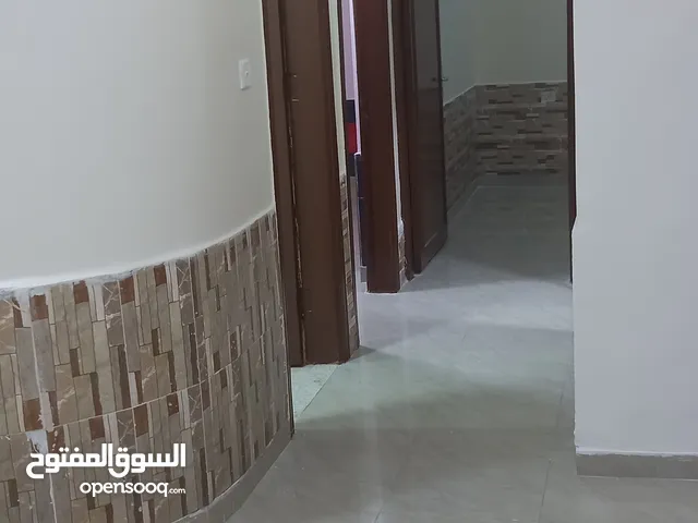 شقة الايجار في العاشرة الغربي  بجانب مدرسة واحة الفكر الاسلامي يفضل عرسان او عائلة صغيرة