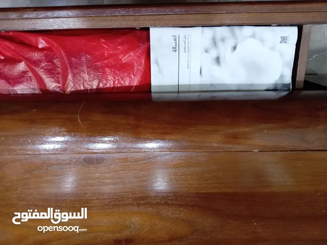 خزانة تلفزيون بحالة جيدة