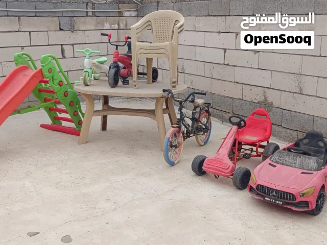 العاب اطفال مع بيسكلات ميز وثلاث كراسي