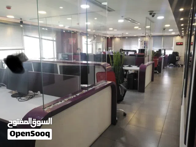 مكتب مودرن مشطب ومؤثث بمجمع الحسيني بين السابع والثامن مؤجر لشركة المانية من 11 سنة