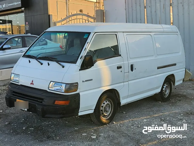 2013 mitsubishi L300 van