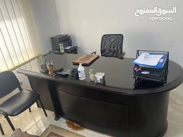 أثاث شركة بحالة جيدة في خلدا