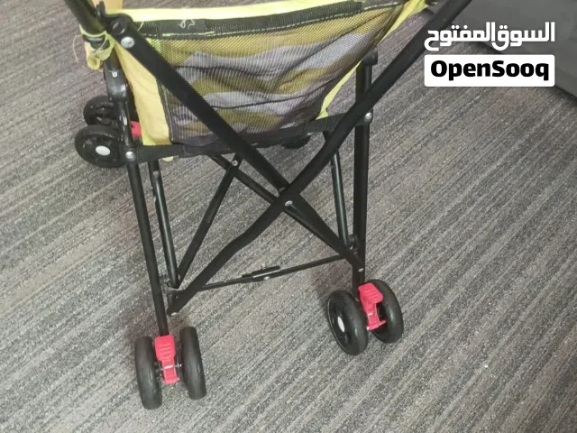 عرباية اطفال استعمال خفيف  ولا خربان فيها شي بتطوي وبتفتح