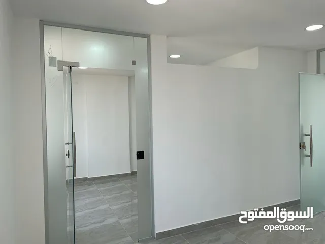 عيادة فاخرة في منطقة الخالدي للبيع وموقع حيوي ممتاز