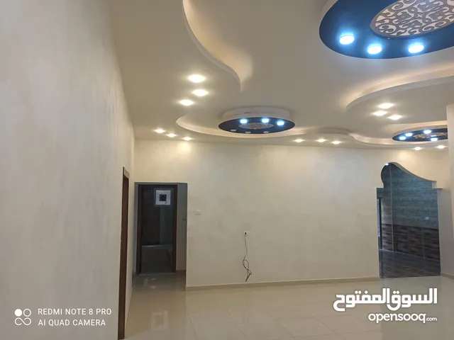 شقة للبيع ارضية مع ترس مساحة 150 م بالزرقاء الجديدة خلف فندق جوابرة