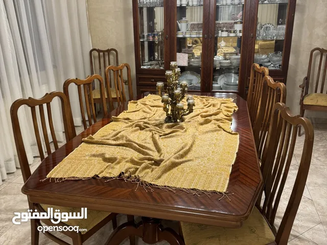 طاوله سفره خشب مع 8 كراسي و خزانه بحاله جيده
