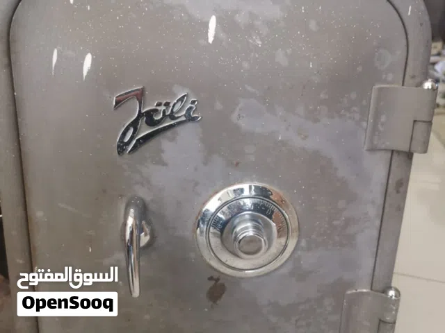 خزنه انتيك معها رقمها و ثقيله جدا للبيع او للبدل