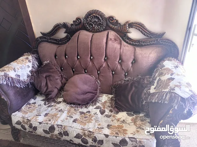 طقم كنب مع طربيزات مستعمل بحالة جيدة بسعر 95 دينار