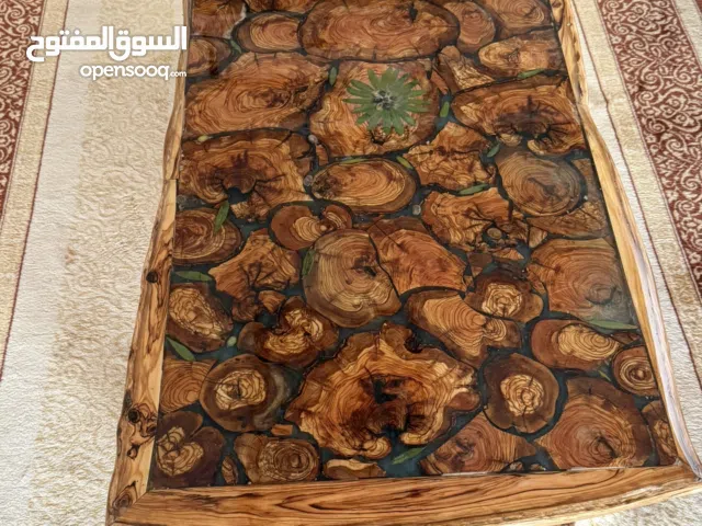 طاولة من خشب  الزيتون. صنع يدوي