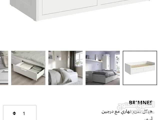 سرير لون ابيض مع ادراج واسعه من ايكيا مفرد ويمكن ان يستخدم كسرير مزدوج او صوفا