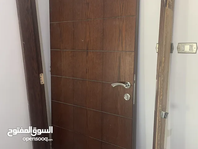 باب قشره بلوط رئيسي ويصلح داخلي كامل مع درفيل ومفصلات وكشفات ودهان ايطالي هاسكو