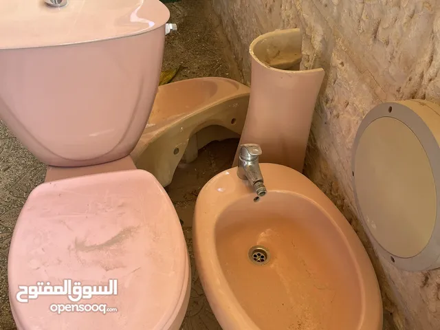 طقم حمام لون زهري + مغسلتين لون بيج نظيف جدا