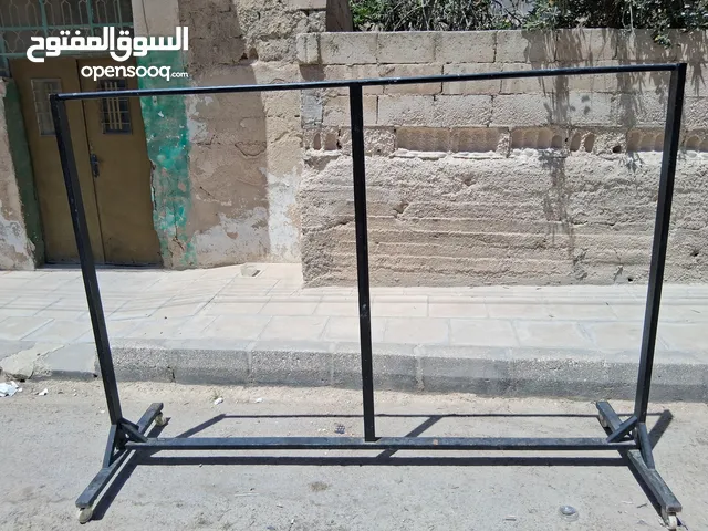 ستاند او منشر سجاد او حرامات حديد ثقيل ارتفاع 180 عرض مترين ونص راكب عليه عجال لسهولة التحريك