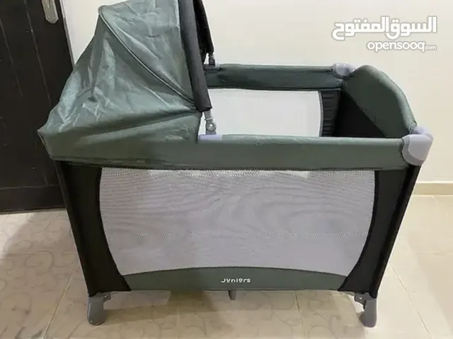 عربة اطفال وسرير في حالة ممتازة