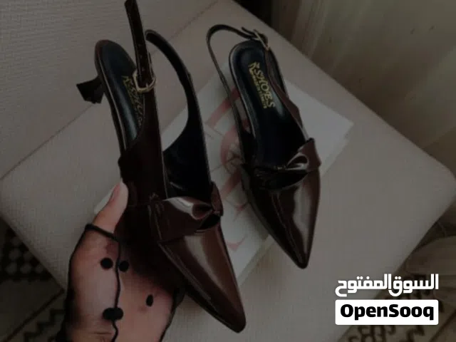 حذاء كعب متوسط