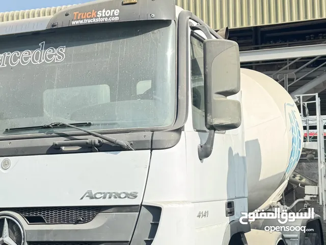 خلاطة اسمنت 12 متر على سيارة مرسيدس مديل 2012 بحالة ممتازة جدا 12 متر