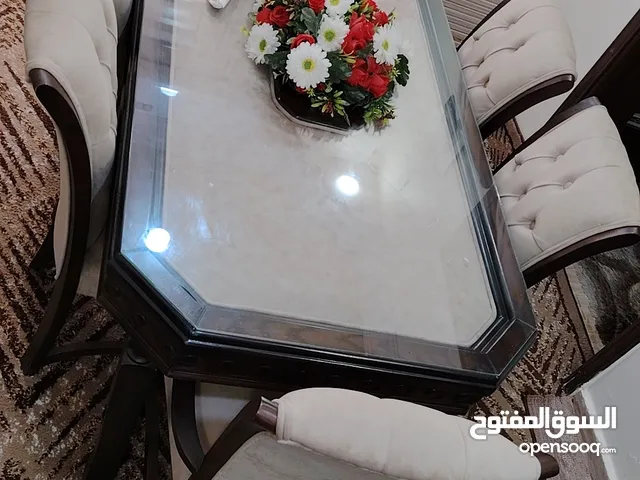 طاولة سفره مع 6 كراسي للبيع أو البدل على حجم اصغر