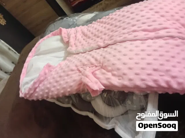 فرشه وم يخص الطفل موجود
