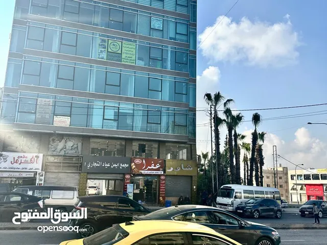 مكاتب جديدة للايجار على الشارع الرئيسي منطقة حيوية جدا في منطقة الوحدات دوار الشرق الاوسط