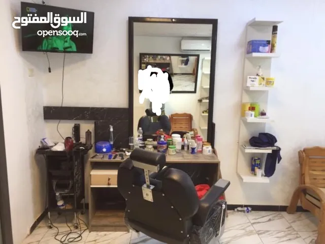 كرسي حلاق وطاوله ومرايات