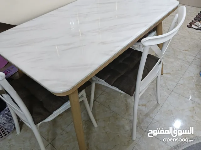 ميز طعام مع ثلاث كراسي عظم عاج ثقيل مستخدم قليل السطح مرمر طبيعي والهيكل حديد