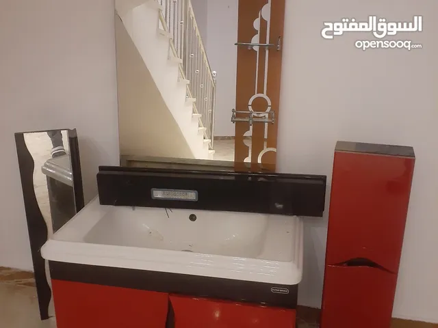 طاقم حمام نظيف جدا