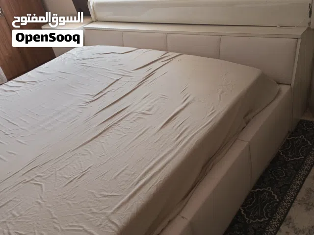 سرير مزدوج لون ابيض